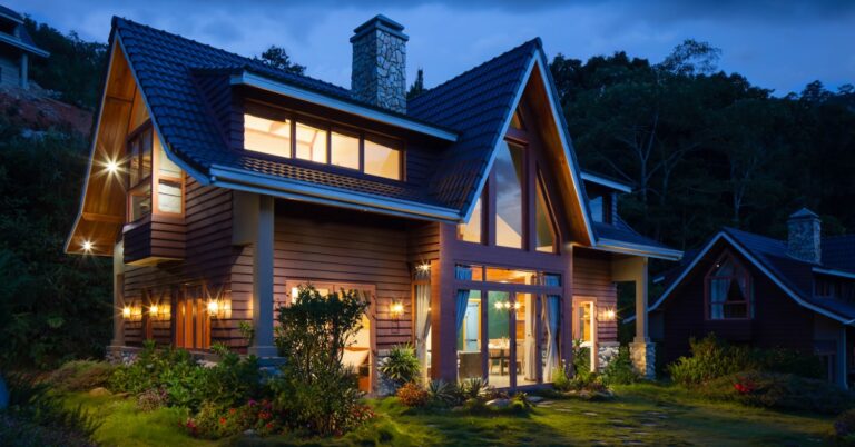 Cash home buyer explaining the simple process of selling a house fast in Florida to Homeinc