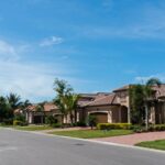 Una calle residencial en Florida que indica los tipos de casas que se están vendiendo más lento en este momento